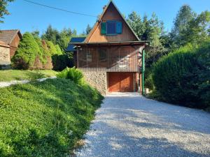 a house with a barn with a driveway at Parisowka w Wielkim Lesie in Wiśniowa