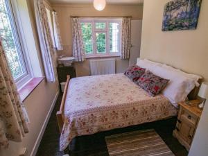 una camera con un letto e due finestre di Primrose Spinney a Ringwood