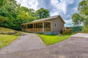 una pequeña casa con una entrada delante de ella en Searcy Vacation Rental with Deck and Water Views!, en Searcy