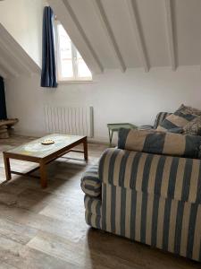 a living room with a couch and a coffee table at Les loges du théâtre Monsigny in Boulogne-sur-Mer