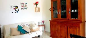 uma sala de estar com um sofá e um armário de madeira em Villa Milena Costa Rei VISTA MARE em Costa Rei