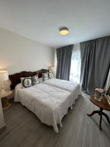 a bedroom with a large bed and a window at LA CASA DEL MUELLE in Avilés