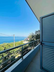 balcón con vistas al océano en Mimo’ s House en Vlorë