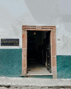 una entrada a un edificio con una puerta abierta en Casa Quetzal, en San Miguel de Allende