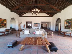 sala de estar con sofá y mesa en Terra - Casa de Campo en Cachí