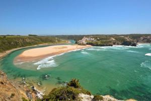 una vista aerea di una spiaggia nell'oceano di Monte Alentejano ideal para relaxar na natureza a São Teotónio