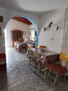 a kitchen and dining room with a table and chairs at Kea Guesthouse in Ioulida