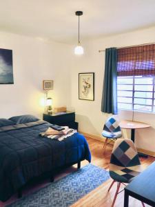 1 dormitorio con 1 cama, mesa y sillas en Indigo Guest House en Ciudad de México