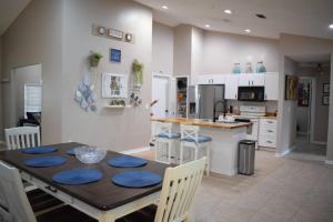 Η κουζίνα ή μικρή κουζίνα στο ZOJO_LOVELY HOUSE CLOSE TO DISNEY