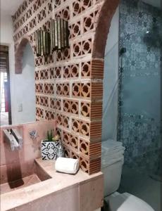 baño con ducha y pared de madera en Villas del Sol en Bernal