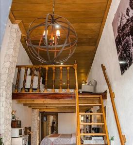 una lámpara de araña cuelga del techo de una habitación en Villas del Sol en Bernal