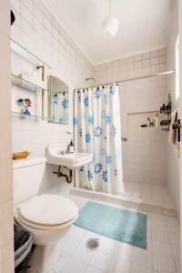 y baño con aseo, lavabo y ducha. en Indigo Guest House, en Ciudad de México