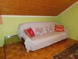 un sofá con almohadas en una habitación en Apartment Branko, en Ptuj