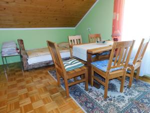 een eetkamer met een houten tafel en stoelen bij Apartment Branko in Ptuj