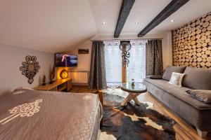 a living room with a couch and a table at U Tadka dom z jacuzzi in Wisła