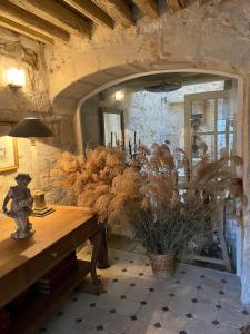 um quarto com uma mesa e uma parede de pedra em La Maison de Fabienne em Tarascon