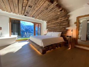 um quarto com uma cama, uma banheira e um lavatório em Hotel Chalet Al Foss em Vermiglio