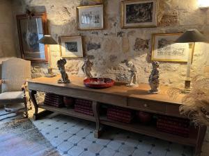 um quarto com uma mesa com duas lâmpadas em La Maison de Fabienne em Tarascon