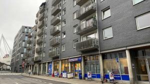 um edifício ao lado de uma rua em Modern 2 bedroom apartment in Oslo city centre em Oslo