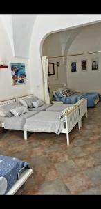 Duas camas estão numa sala com a ritualidade de ritismo de ritismo de ritismo de cristianismo em Casa vacanze Ale&Va em Alezio