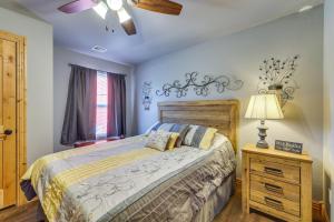 sypialnia z łóżkiem i wentylatorem sufitowym w obiekcie Magical Pineville Oasis Gas Grill and Scenic Deck! 