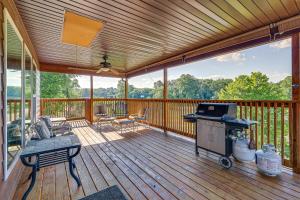 - une grande terrasse couverte avec barbecue dans l'établissement Magical Pineville Oasis Gas Grill and Scenic Deck!, 