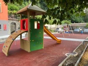 einen Spielplatz mit Rutsche in einem Park in der Unterkunft Hotel Ristorante Grotto Serta in Lamone