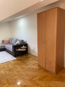 A seating area at Apartman 22 22