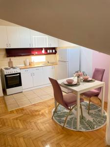 A kitchen or kitchenette at Apartman 22 22