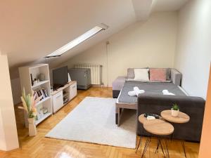 A bed or beds in a room at Apartman 22 22