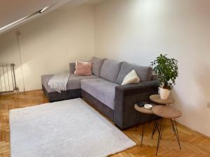 A seating area at Apartman 22 22