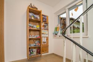 een trap met een boekenplank in een huis bij Alpenhaus Thurnher in Gaschurn