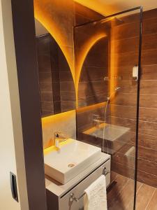 uma casa de banho com um lavatório e um chuveiro em Uzunkum Hotel em Trebizonda