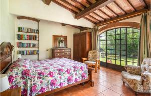 Un dormitorio con una cama y una ventana grande. en I Cipressi, en Bibbona