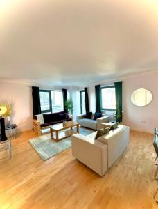Fotografie z fotogalerie ubytování Spacious Two Bedroom Apartment v Londýně + 37 fotografií