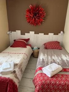 2 nebeneinander sitzende Betten in einem Schlafzimmer in der Unterkunft La Canourguette in La Canourgue
