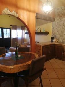 sala de estar con mesa de madera y sofá en Villas del Sol en Bernal