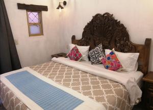 Un dormitorio con una cama grande con almohadas. en Villas del Sol, en Bernal
