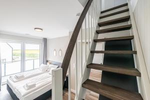1 dormitorio con escalera junto a la cama en Diek-Koje, en Büsum