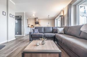 sala de estar con sofá y mesa en Diek-Koje, en Büsum