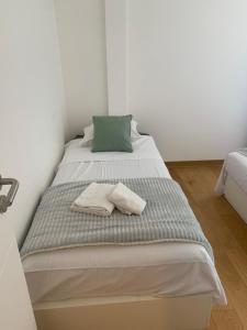 Un pat sau paturi într-o cameră la Les Hauts du Port-Appartement neuf sur le port