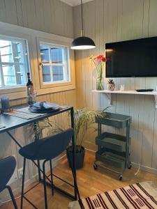 Pokój ze stołem, krzesłami i telewizorem w obiekcie The View Guesthouse at Ekeberg -10 min by tram to Oslo S w Oslo
