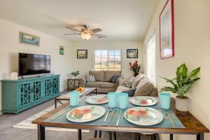 una sala de estar con una mesa con platos. en Newly Built Sparks Home with Hot Tub 12 Mi to Reno!, en Sparks