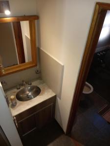 y baño con lavabo y espejo. en Departamento San Martin de los Andes Zona Centro en San Martín de los Andes