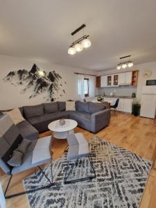 uma sala de estar com um sofá e uma mesa em Penzión & apartmány Kúria na Táľoch, Tále - Chopok JUH em Tale