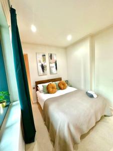 Katil atau katil-katil dalam bilik di Modern Penthouse Apartment Canary Wharf