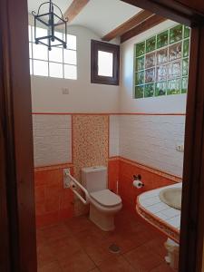 y baño con aseo, lavabo y bañera. en CASA RURAL CURTIDORES, en El Batán