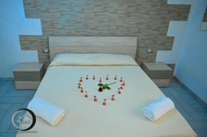 Una cama con un corazón hecho de cerezas en CAOS en Bari