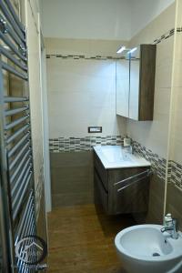 La salle de bains est pourvue d'un lavabo et d'un miroir. dans l'établissement CAOS, à Bari