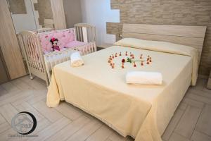 - un lit bébé avec une table et un lit bébé dans l'établissement CAOS, à Bari